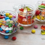 Bonbons dans des pots en verre