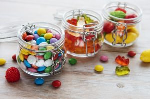 Bonbons dans des pots en verre
