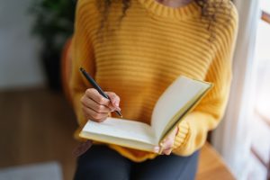 Femme qui écrit sur un cahier
