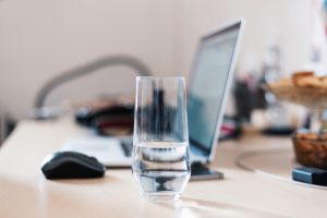 Verre d'eau posé sur un bureau