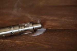 Cigarette electronique posée sur une table en bois