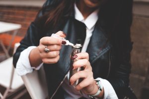 Femme qui rempli sa cigarette électronique