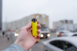 Main masculine tenant un pod de cigarette électronique