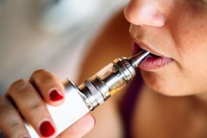 Cigarette électronique avec un réservoir pyrex