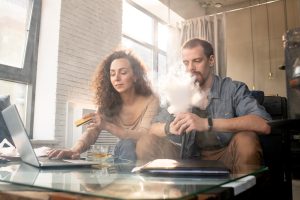 Deux personnes en train de revendre leurs cigarettes électroniques sur internet