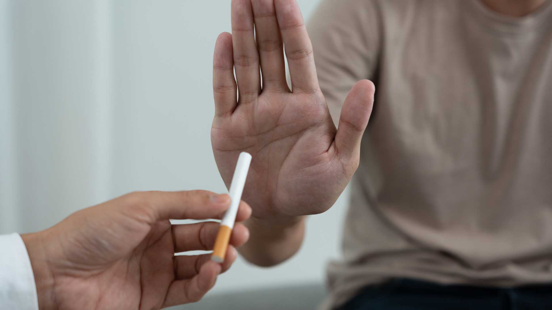 Homme qui refuse une cigarette