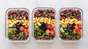 Trois tuperware de plats préparé sains et équilibré