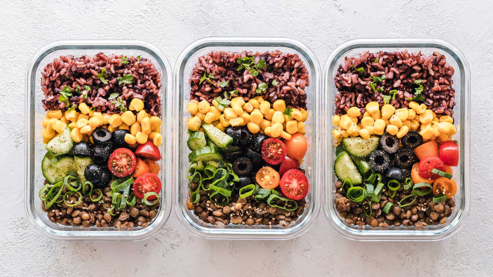 Trois tuperware de plats préparé sains et équilibré