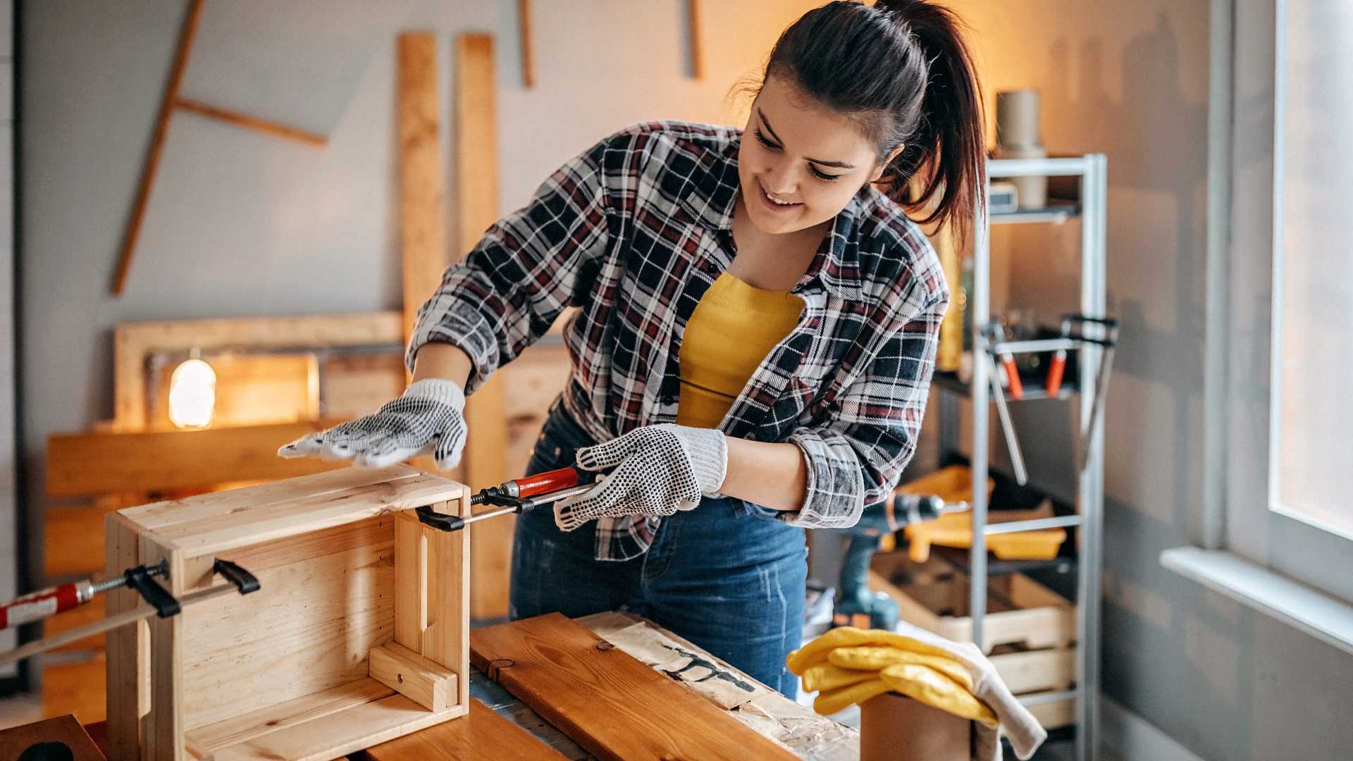 Femme qui bricole
