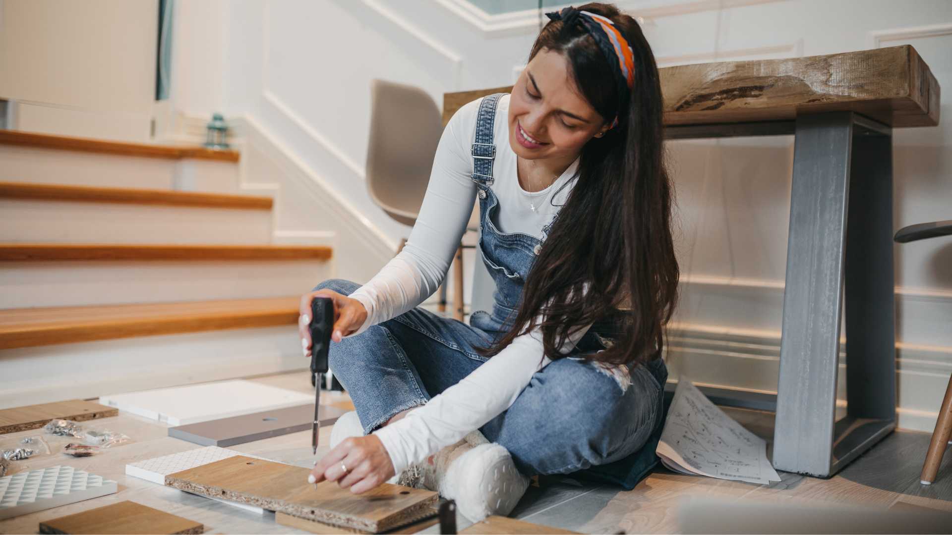 Femme qui bricole
