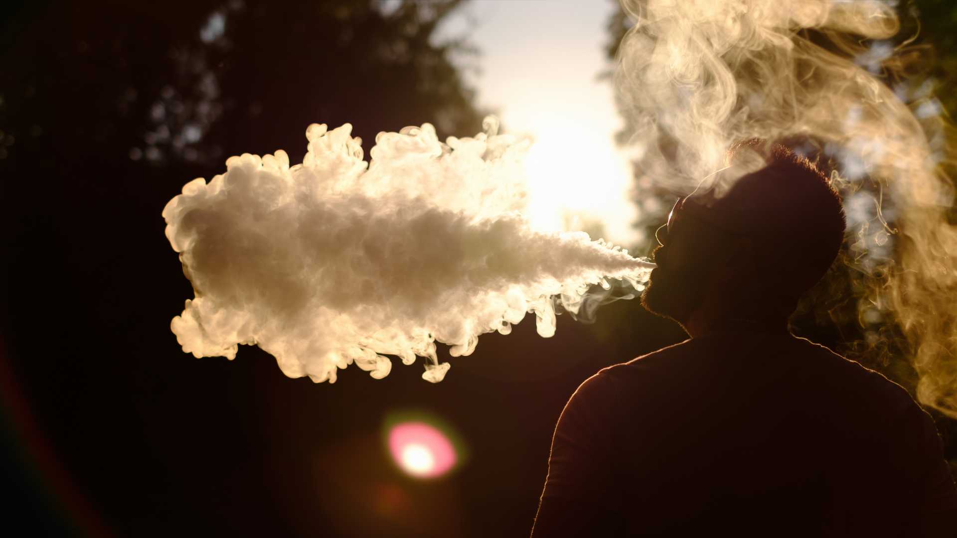 Homme entrain de fumer sa cigarette électronique