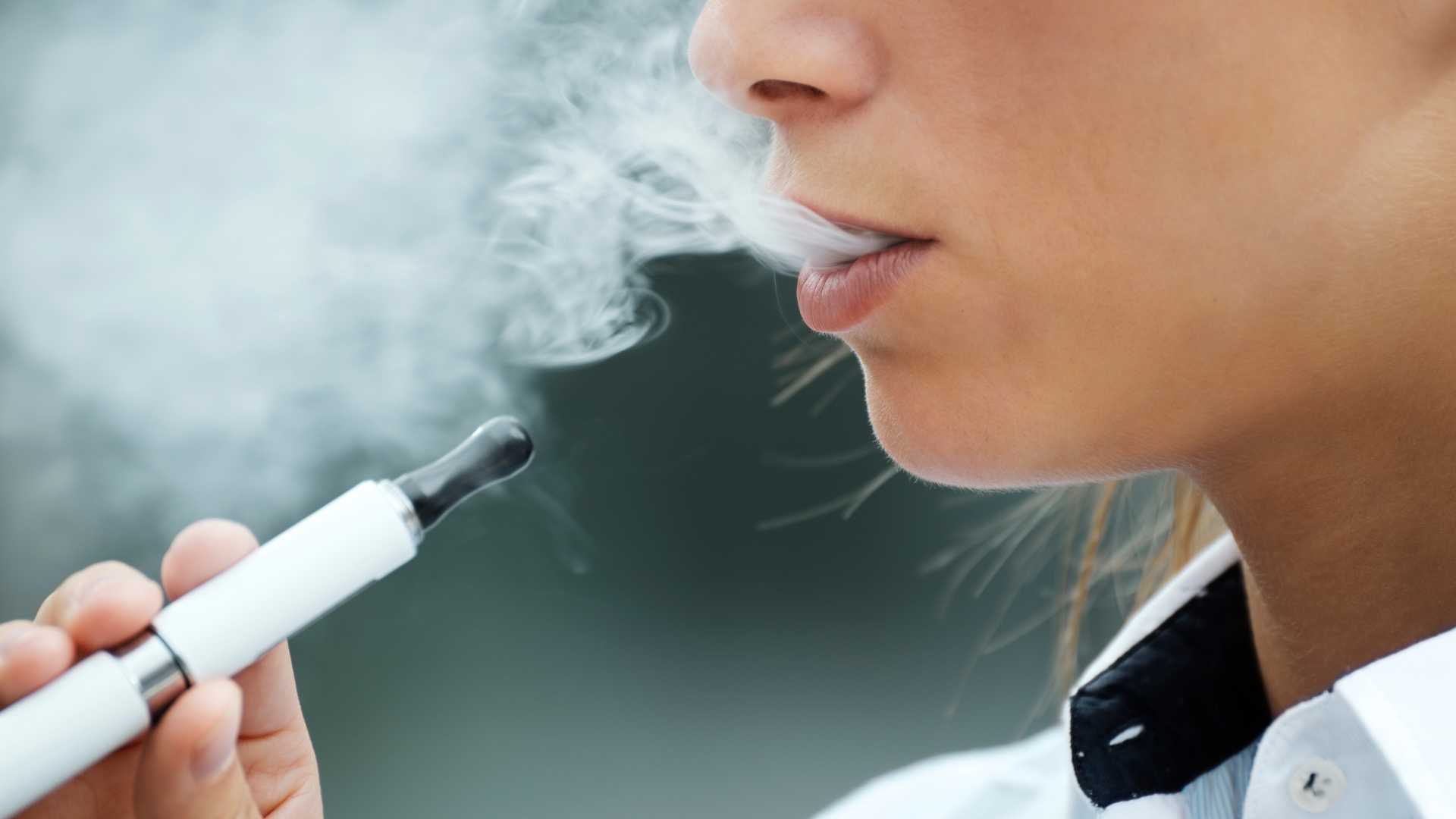 Femme qui vapote