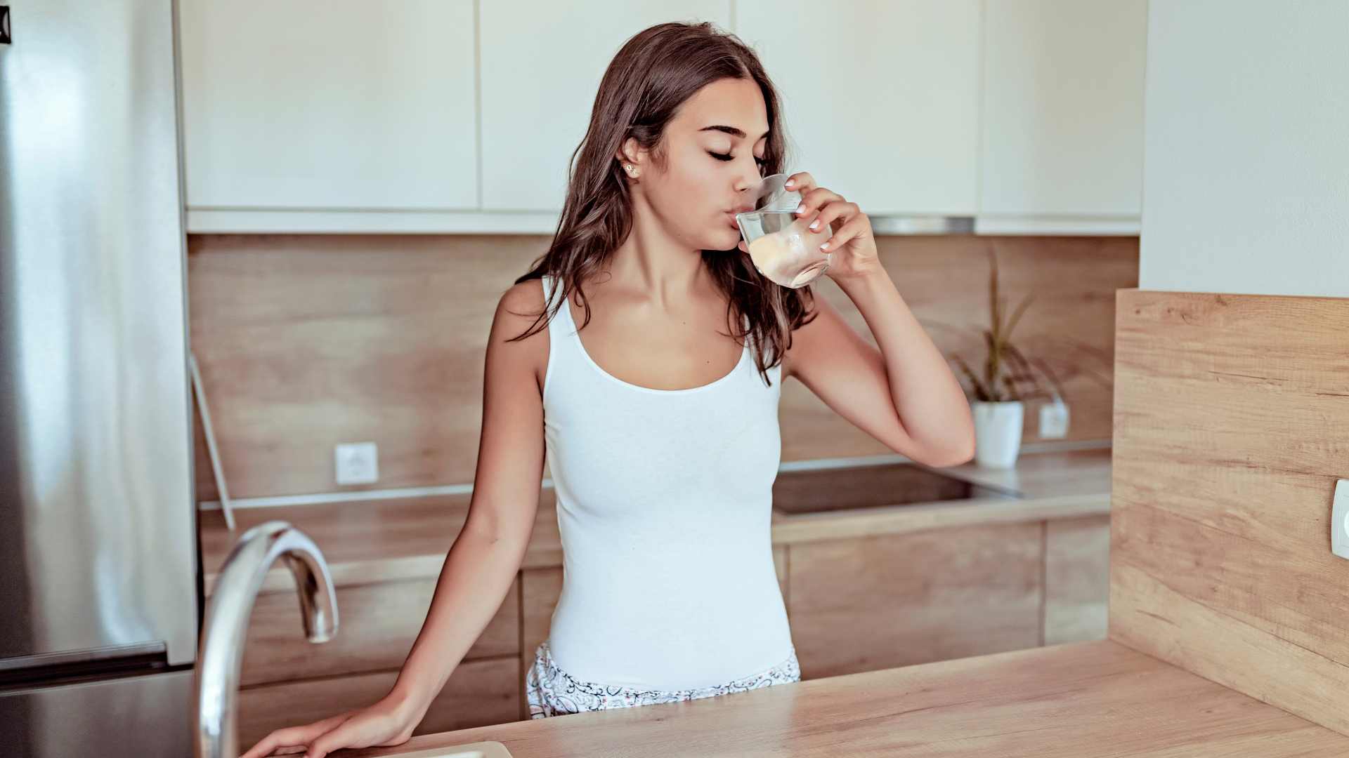 Femme qui boit un verre d'eau