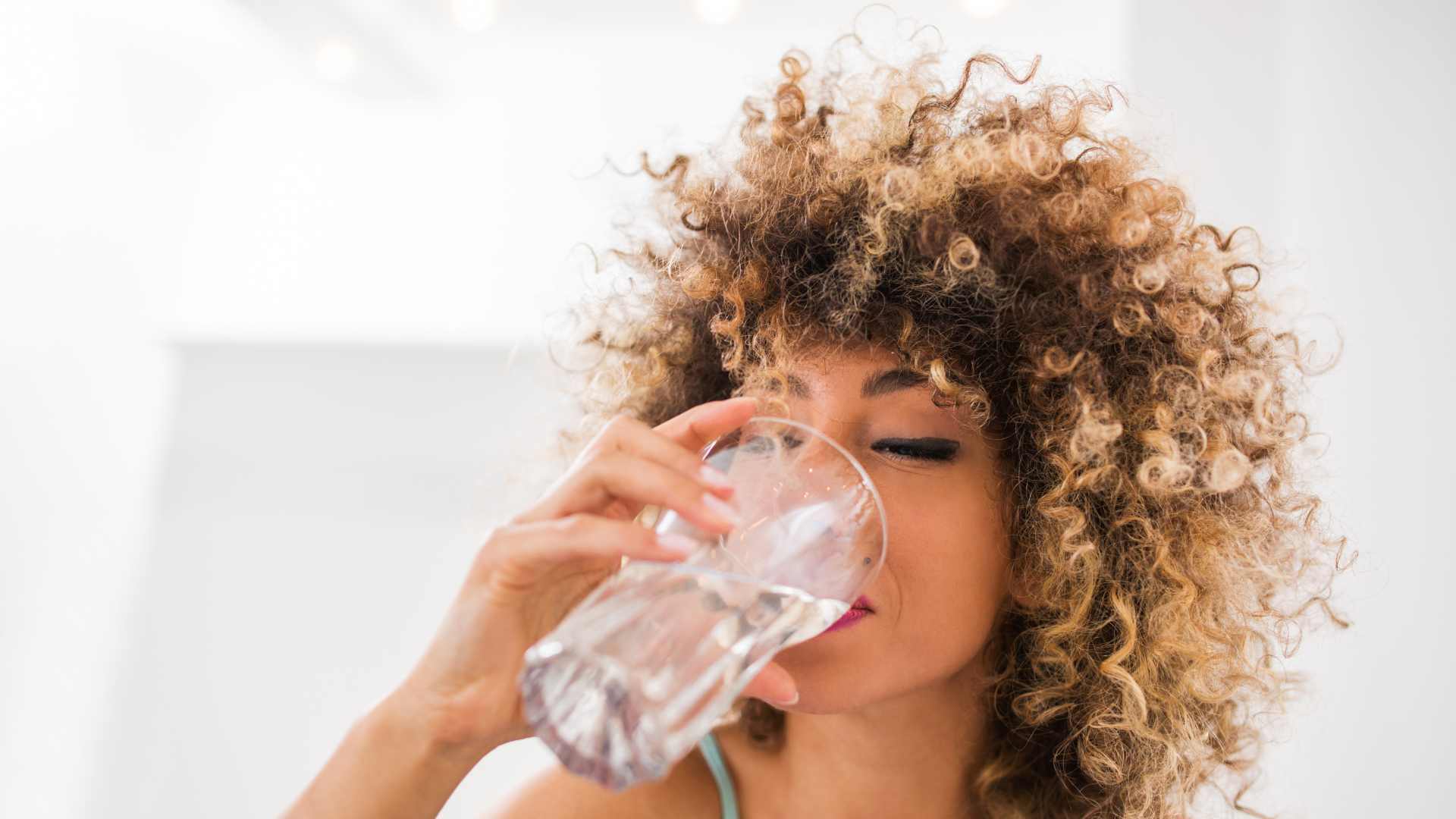 Femme qui boit un verre d'eau