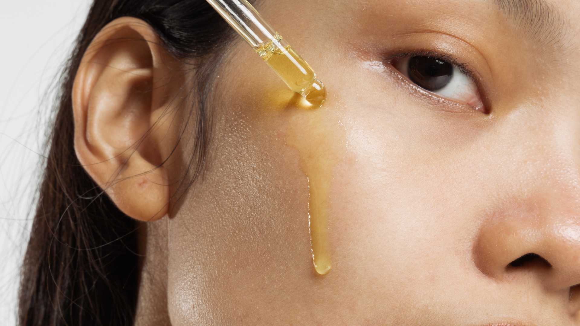 Femme qui se met du sérum 