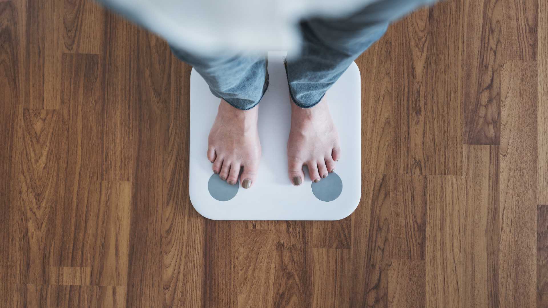 Femme sur une balance