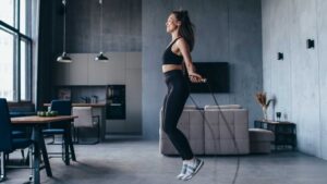 Femme qui fait son sport chez elle
