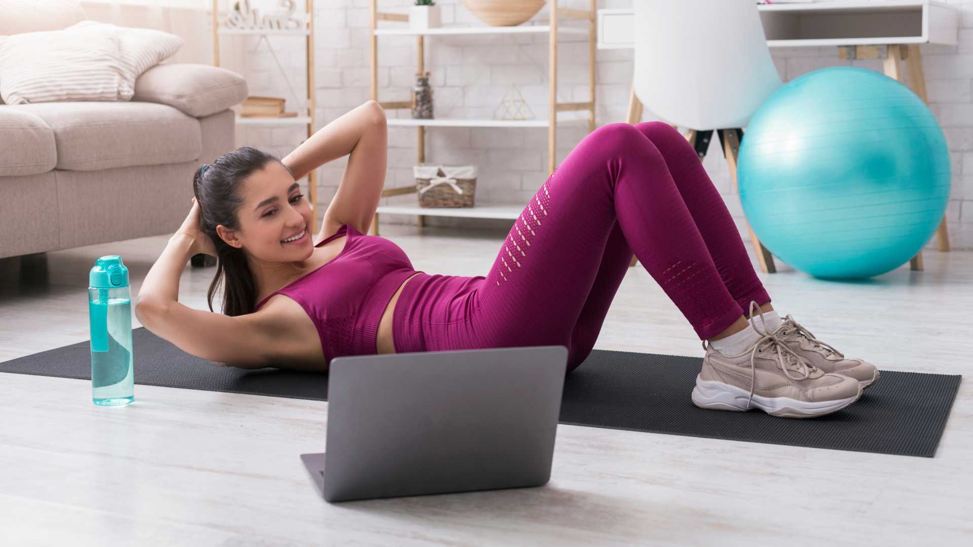 Femme qui fait son sport à la maison