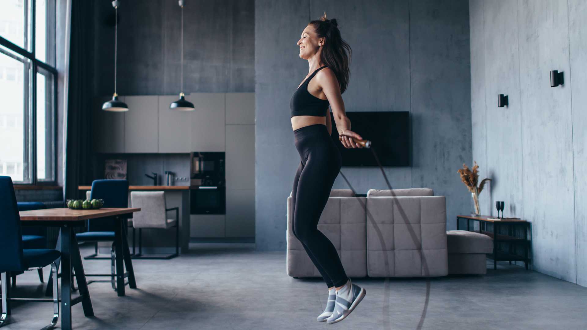 Femme qui fait son sport chez elle