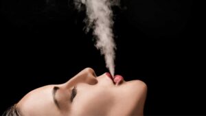 Femme qui vapote