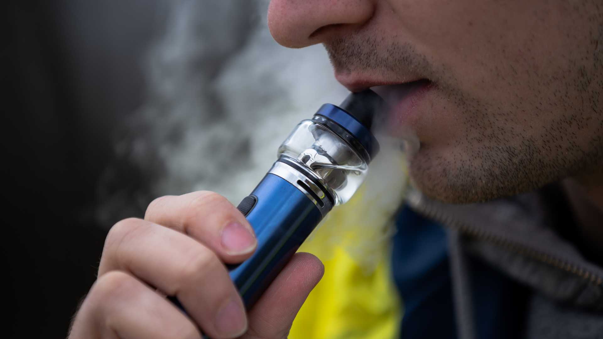 Homme qui vapote