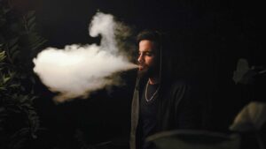 Homme qui vapote