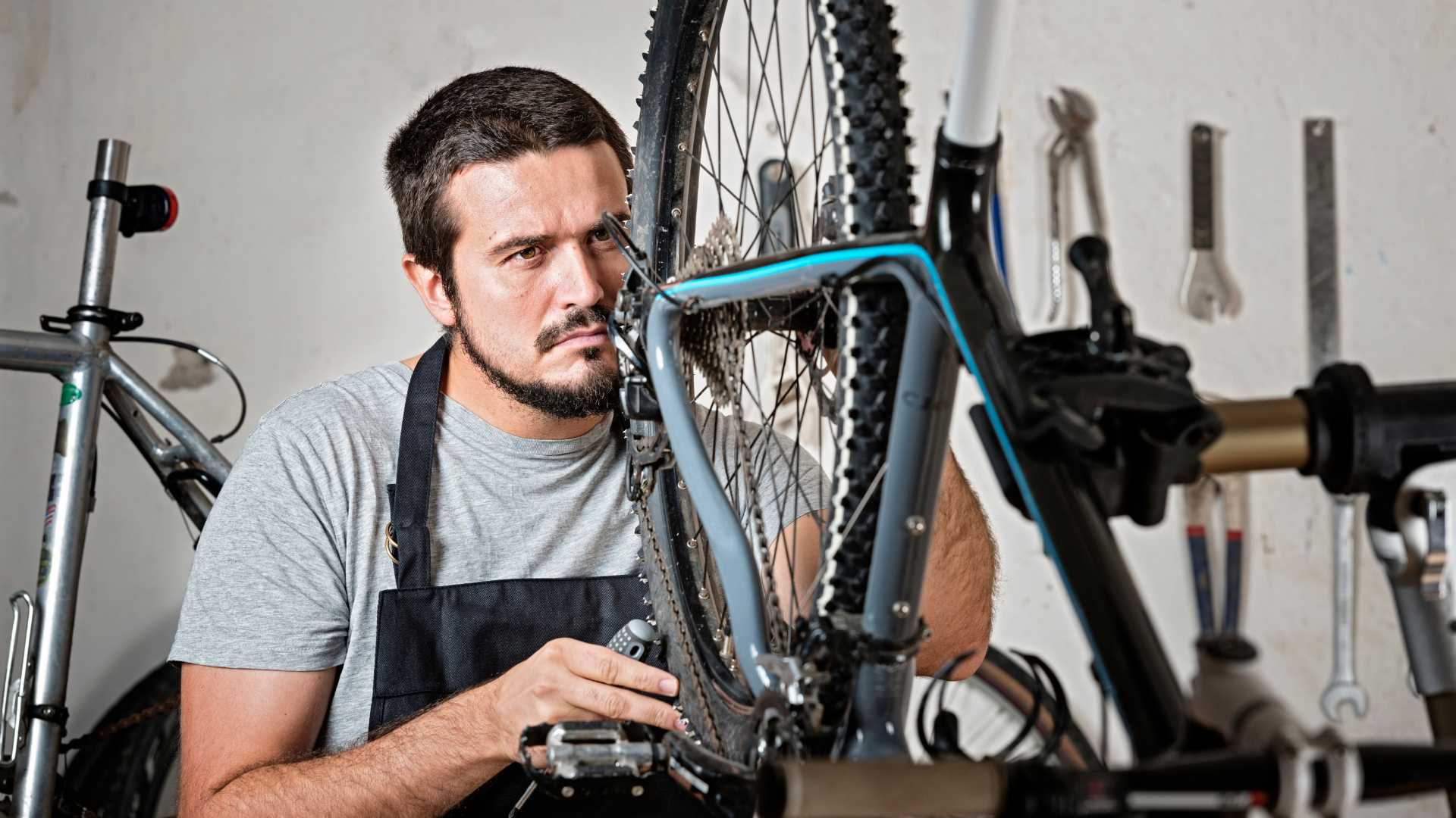 Homme qui vérifie le bon fonctionnement de son vélo