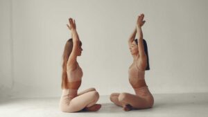 Deux femmes qui font du yoga