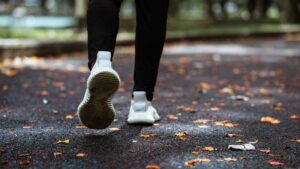 Femme qui marche après son jogging