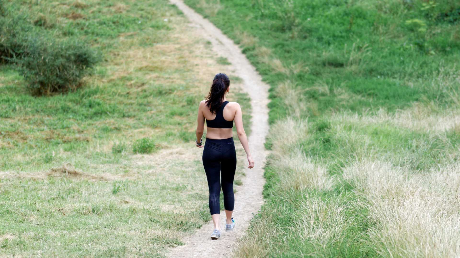Femme qui marche en plein air