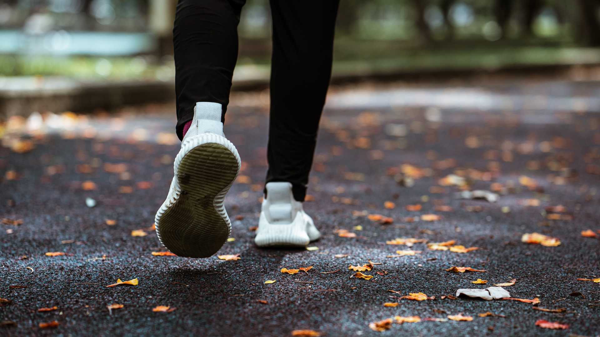 Femme qui marche après son jogging