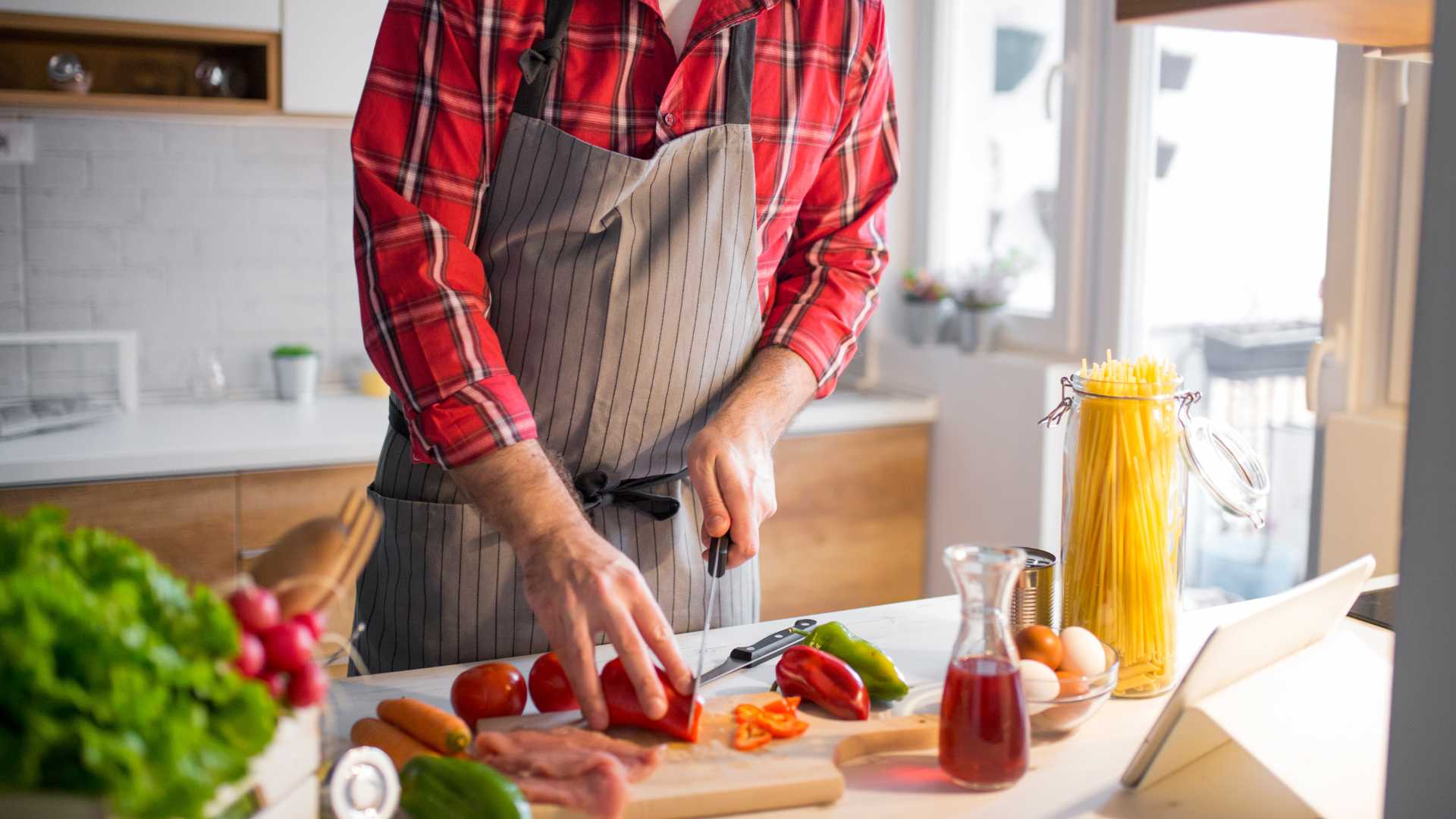 Homme qui cuisine chez lui