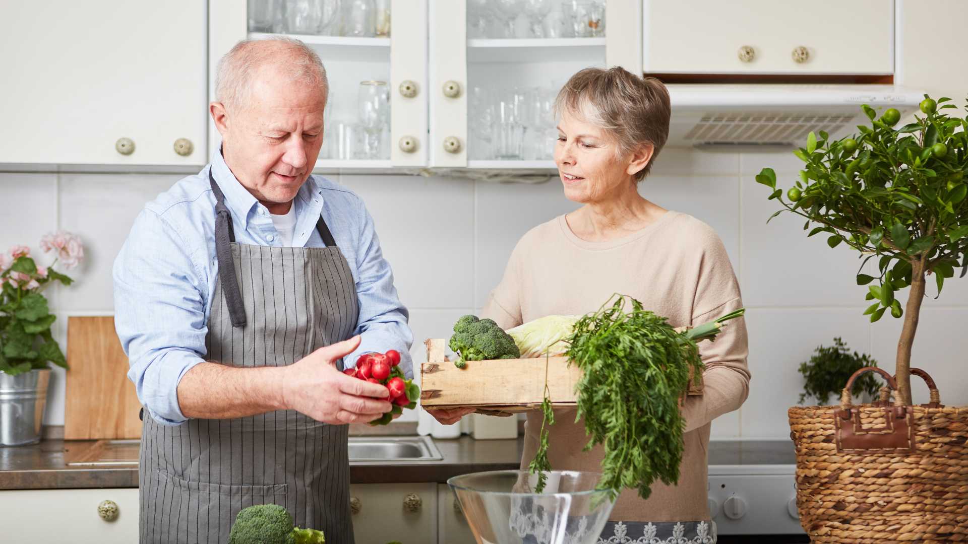 Couple entrain de cuisiner à la maison