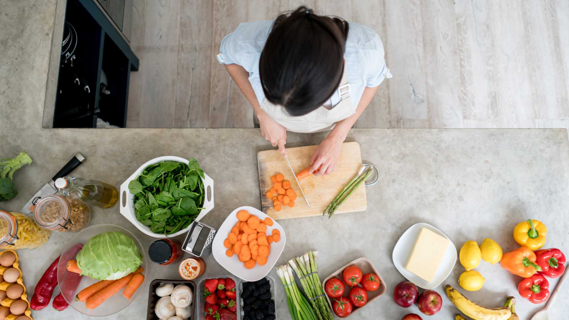 Femme qui cuisine chez elle
