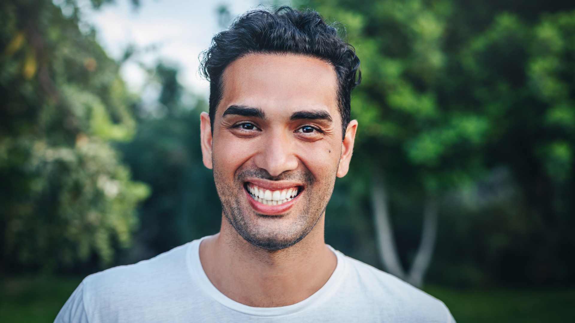 Homme avec un sourire de dent blanche