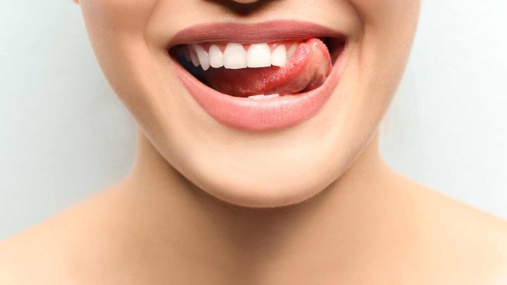 Femme qui sourit avec des dents blanches 