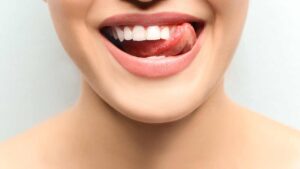 Femme qui sourit avec des dents blanches