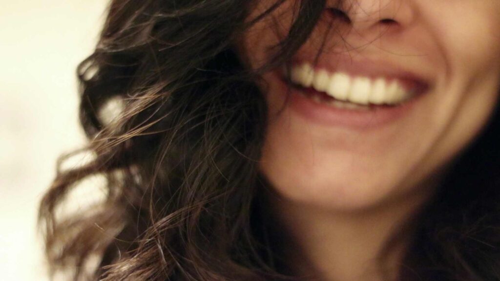 Sourire du femme avec des dents en bonne santé 