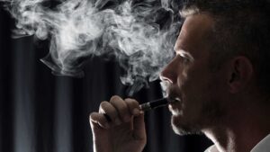 Homme qui vapote