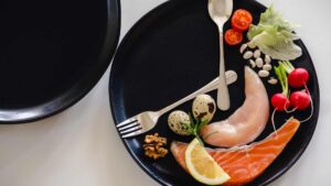 Assiette pleine de nourriture qui représente une horloge