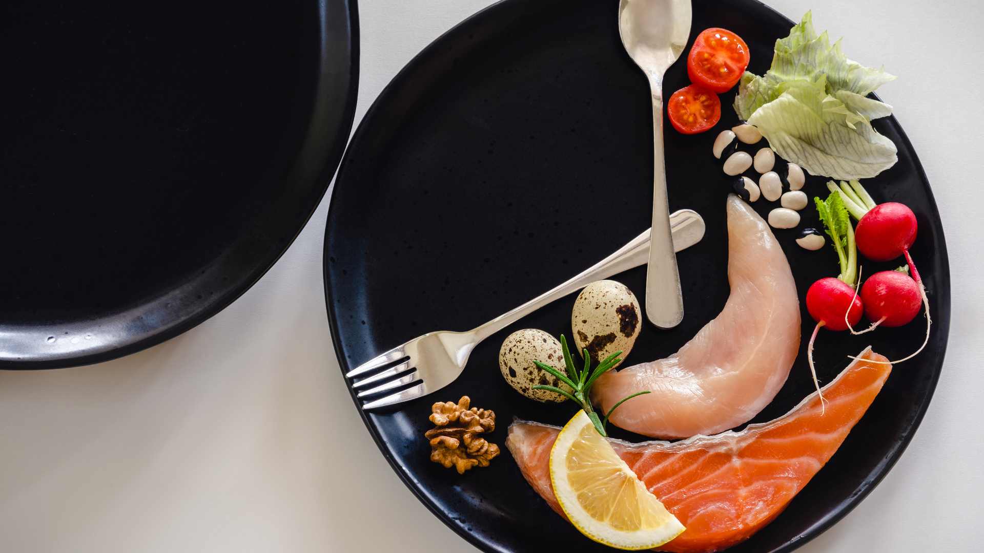 Assiette pleine de nourriture qui représente une horloge