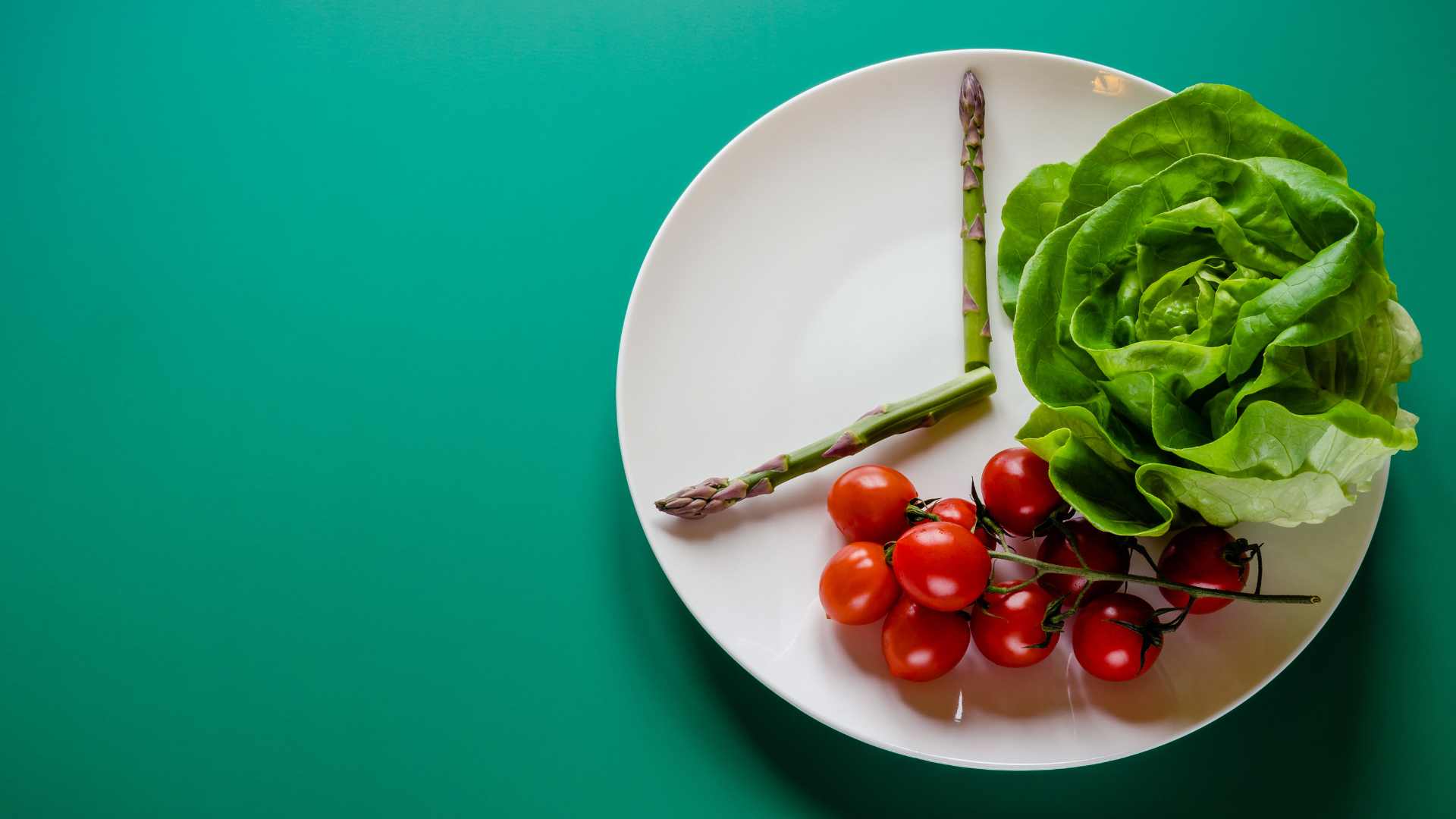 Assiette pleine de nourriture qui représente une horloge