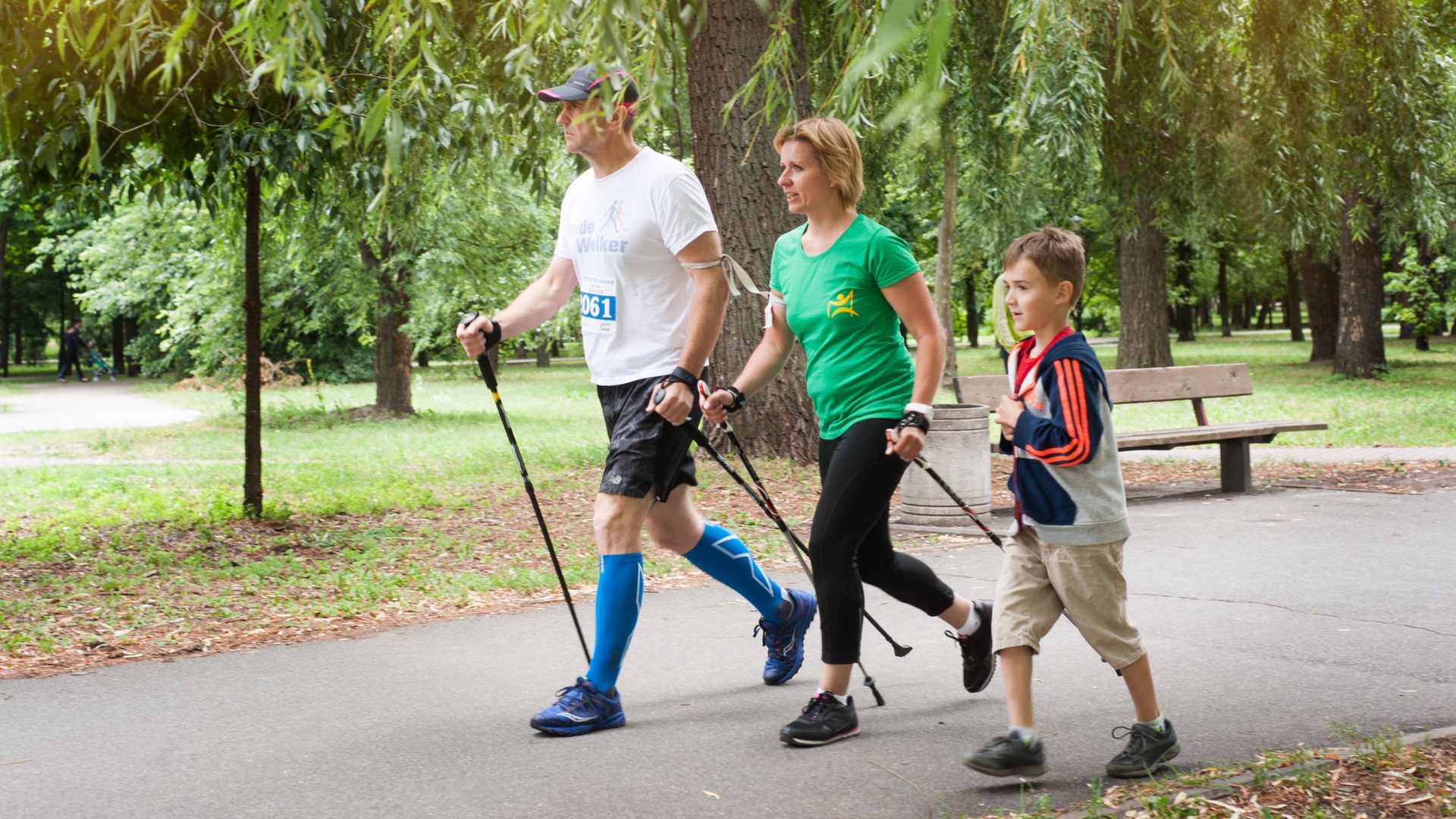 Famille qui pratique la marche nordique