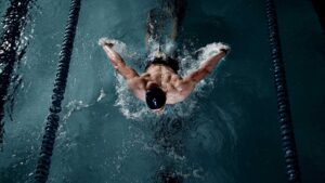 Nageur dans une piscine