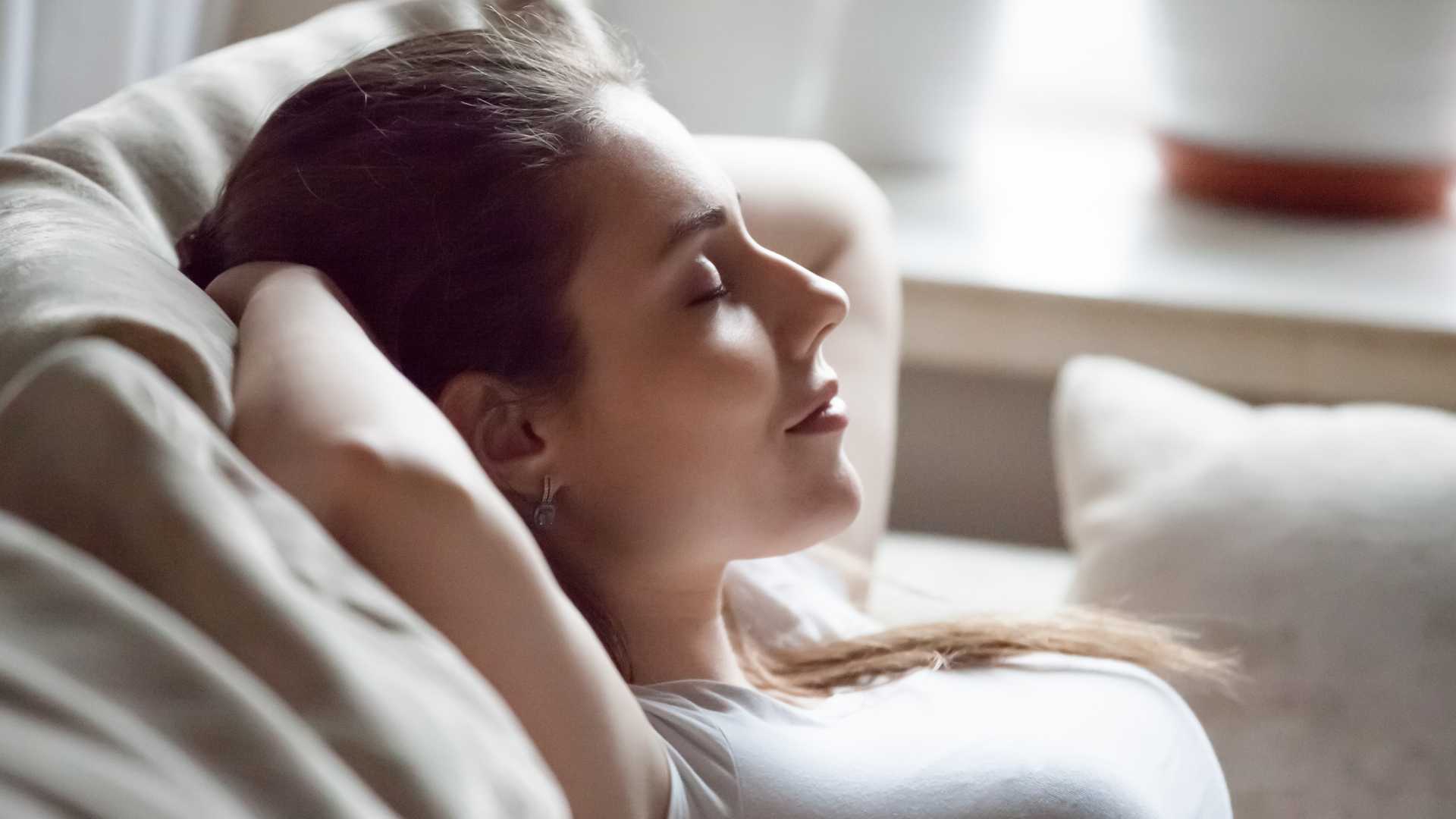 Femme qui se détend dans son canapé 