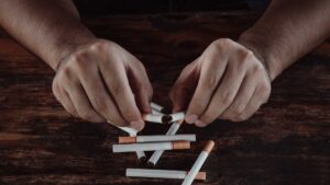 Homme qui casse ses cigarettes