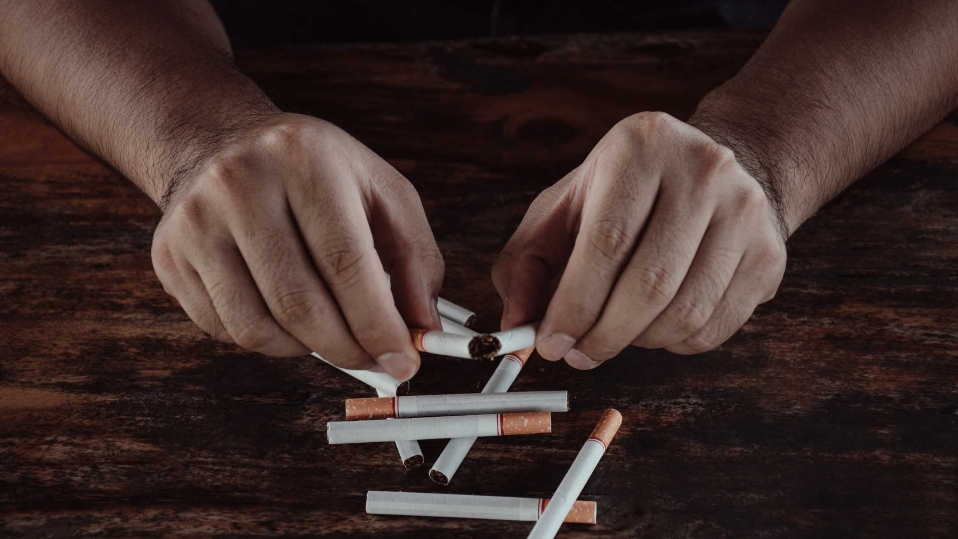 Homme qui casse ses cigarettes