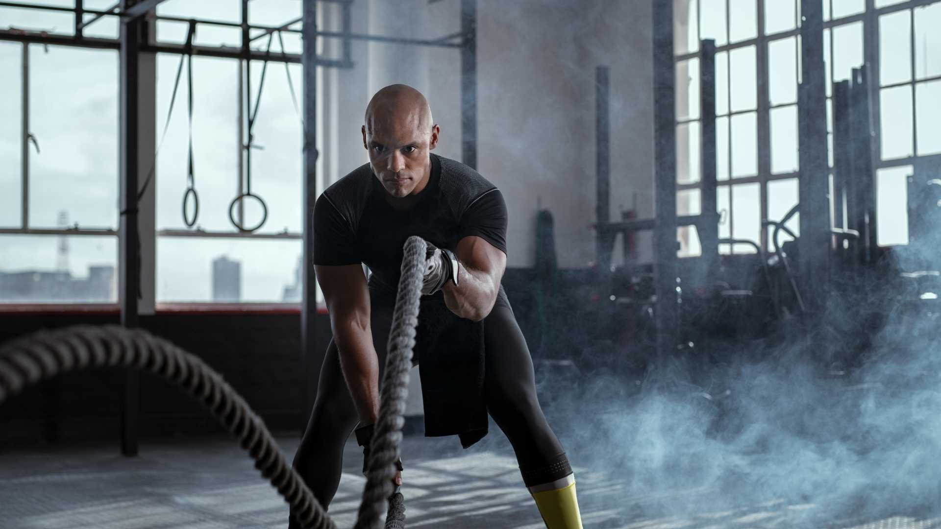 Homme qui fait du sport en salle