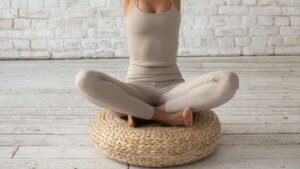 femme qui fait du yoga