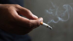 Homme qui fume une cigarette